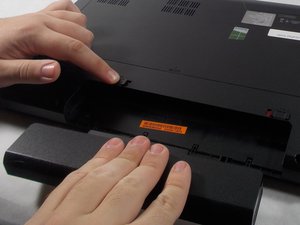 Langkah 4 — Lepaskan Baterai dan Hardisk