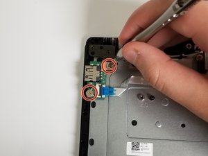 Langkah 2 — Mengakses Port USB