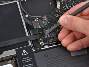 Langkah 5 — Mengeluarkan Kabel Hard Drive, Optical Drive, dan Trackpad
