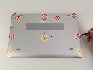 Langkah 1 — Membuka Tutup Belakang Laptop