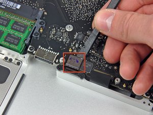 Langkah 7 — Lepaskan Kabel Flex Trackpad