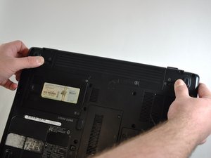 Langkah 1 — Mengeluarkan Baterai Laptop