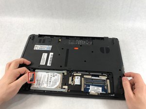Langkah 3 — Melepas Hard Drive