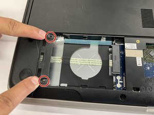 Langkah 3 — Lepaskan Hard Drive dan Pasang yang Baru