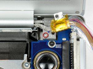 Langkah 8 — Menghilangkan Sekrup di Engsel Layar