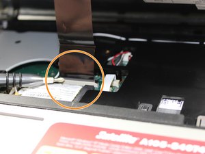 Langkah 4 — Lepaskan Kabel Keyboard