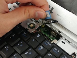 Langkah 4 — Melepas Kabel Layar dan Screws Hinge