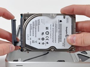 Langkah 4 — Lepaskan Kabel Hard Drive
