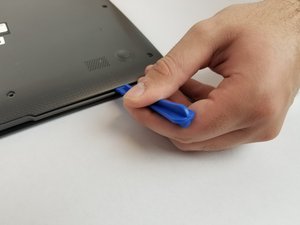Langkah 2 — Membuka Casing Laptop dengan Spudger Plastik