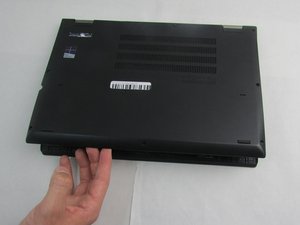 Langkah 4 — Angkat Penutup Bawah dengan Hati-hati