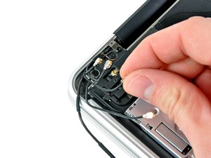 Langkah 5 — Lepaskan Konektor Antena Lainnya