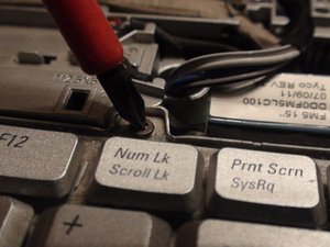Langkah 3 — Mengangkat Keyboard