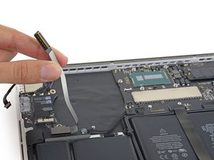 Langkah 6 — Mengangkat Kabel I/O Board
