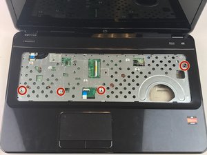 Langkah 3 — Menghapus Sekrup Penahan Panel