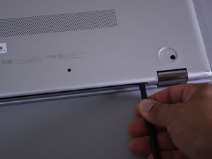 Langkah 4 — Buka penutup bawah laptop