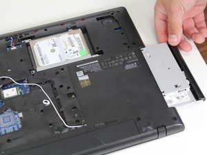 Langkah 4 — Angkat dan Ganti CD Drive