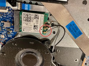 Langkah 3 — Menghubungkan Kabel Antena dan Mainboard