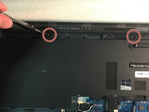 Langkah 5 — Mengeluarkan Kabel Speaker