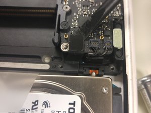 Langkah 10 — Mengangkat Hard Drive