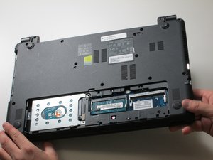 Langkah 5 — Buka Panel Laptop dan Buka Komponen Internal