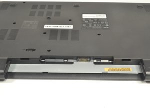 Langkah 3 — Lepaskan Keyboard dan Touchpad