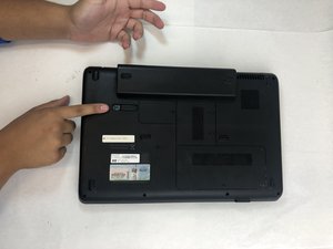 Langkah 2 — Lepaskan Sekrup dan Komponen Internal