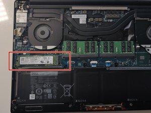 Langkah 6 — Lepaskan SSD dari Papan Utama