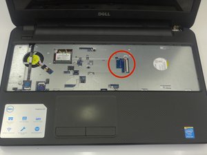 Langkah 3 — Lepaskan Kabel Keyboard