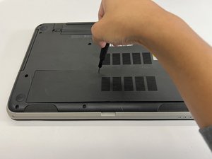 Langkah 1 — Buka Tutup Laptop dan Lepaskan Tray