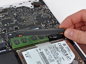 Langkah 2 — Mengangkat Bracket Hard Drive