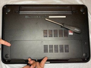 Langkah 1 — Membuka Tutup Slot RAM