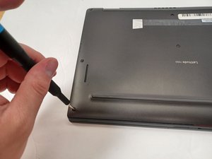 Langkah 1 — Membuka Casing Belakang Laptop