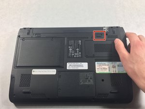 Langkah 2 — Mengakses Panel Bawah dan Mengeluarkan Keyboard
