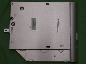 Langkah 2 — Mengeluarkan Optical Drive