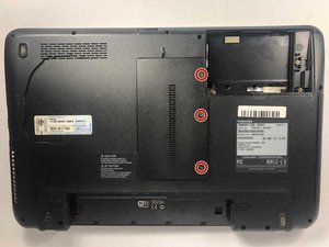 Langkah 2 — Membuka Panel Tengah untuk Akses RAM