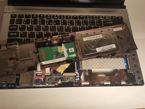 Langkah 2 — Lepaskan Panel Touchpad