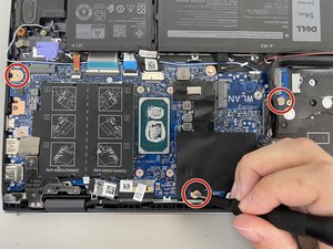 Langkah 5 — Lepaskan Sekrup Motherboard