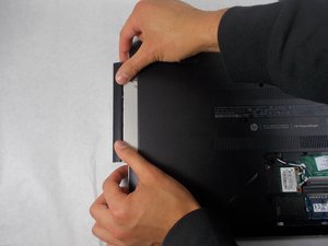 Langkah 4 — Lepaskan Sekrup dan Panel