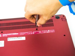 Langkah 1 — Membuka Tutup Bawah Laptop