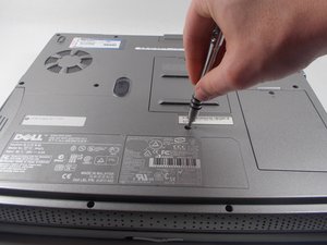 Langkah 1 — Membuka Panel RAM dan Mengakses CD Drive
