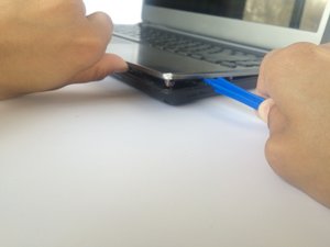 Langkah 2 — Membuka Casing Bawah Laptop