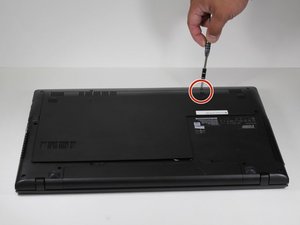Langkah 1 — Buka Panel Belakang Laptop