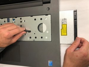 Langkah 9 — Membuka Bagian Bawah Laptop
