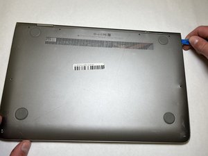 Langkah 1 — Membuka Tutup Bawah Laptop