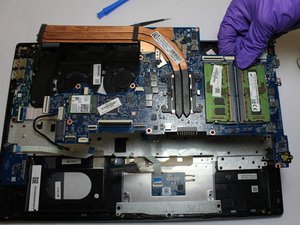 Langkah 4 — Lepaskan Port dan Motherboard