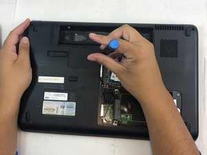 Langkah 6 — Lepaskan Sekrup Penutup Chip Wi-Fi