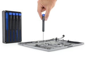 Langkah 5 — Mengangkat Screws dan Memisahkan PCB Keyboard