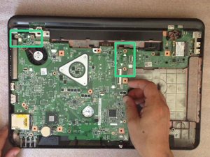 Langkah 5 — Buka Motherboard