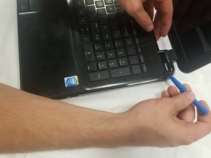 Langkah 5 — Lepaskan Panel Depan dari Panel Belakang