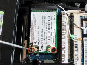 Langkah 2 — Lepaskan Screws dan Kartu WiFi
